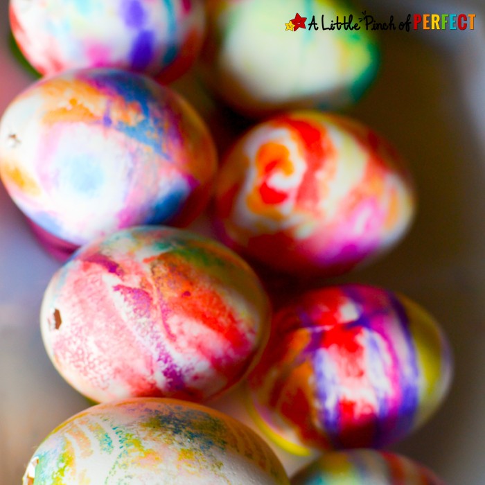 No Mess Easter Egg Decorating Method for Kids Using Markers: Easy for kids of all ages including toddlers and preschoolers, and the eggs turn out beautiful.