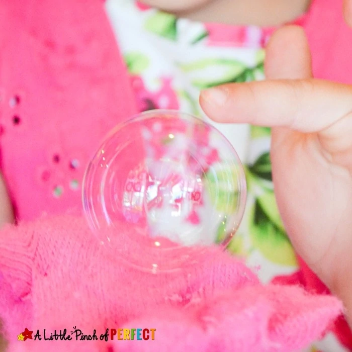 DIY Bouncing Bubbles Recipe: An easy recipe to make using sugar, water, and soap for lots of fun with the kids (summer, outside, play)