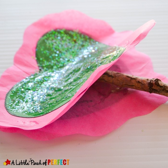 Emeraldalicious Sparkle Wand Nature Craft for Earth Day so kids have magic powers like Pinkalicious to turn recycle garbage into something new (Kids craft, Heart, Victoria Kann)