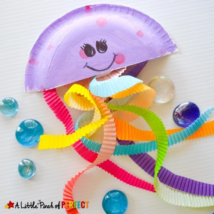 Jiggling Jellyfish Cupcake Liner Craft for Kids: Easy and mess free ocean themed craft to make (summer, sea life)