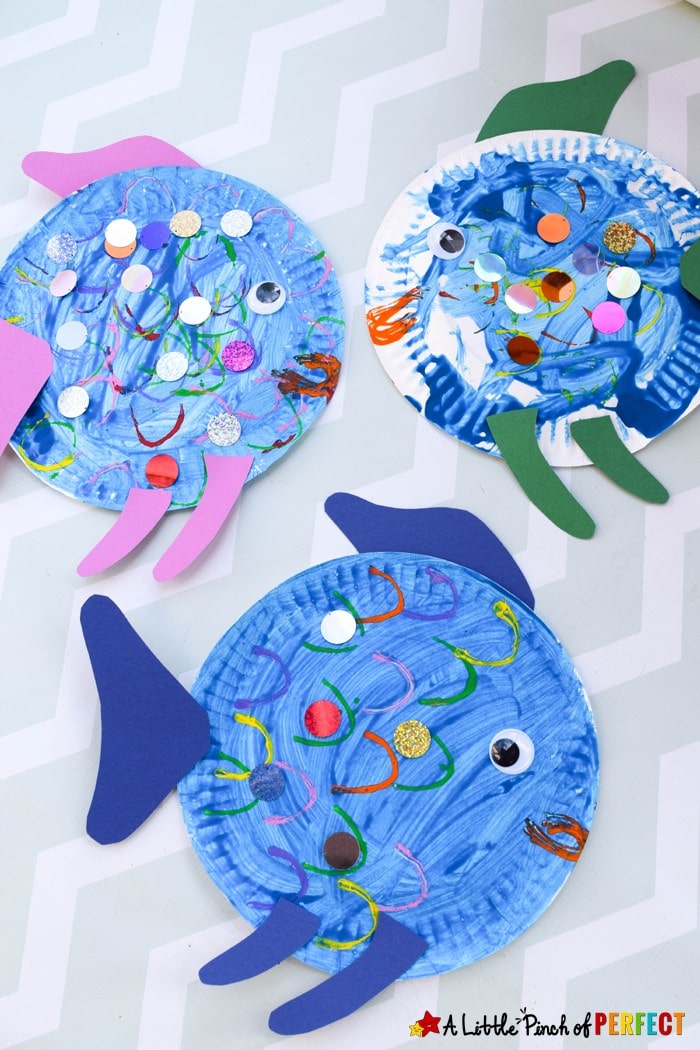 Paper Plate Fish Craft: an easy painting craft idea for kids using toilet paper rolls to make fish scales (ocean, summer, kids craft)