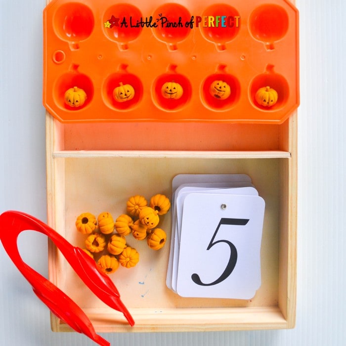 Halloween Pumpkins Fine Motor Skills Math Tray: This activity is easy to set up and can be played two different ways for kids to work on number recognition, counting, subitizing, and fine motor skills (preschool, tot school, October, Kids activity)