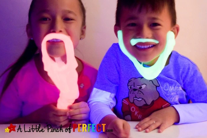 How to make Glow in the Dark Slime (#slime #sensoryplay #kidsactivity #halloween)