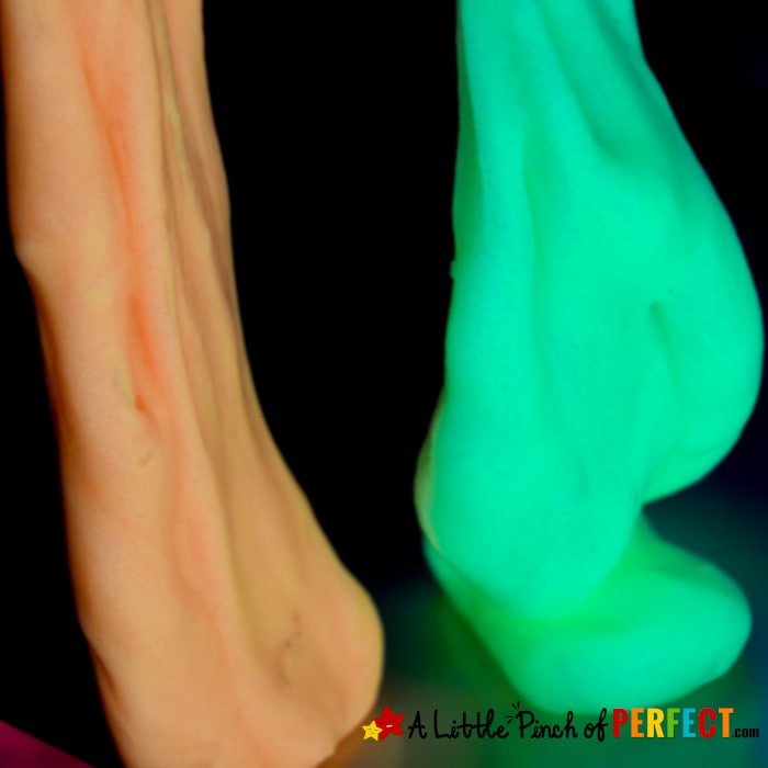 How to make Glow in the Dark Slime (#slime #sensoryplay #kidsactivity #halloween)