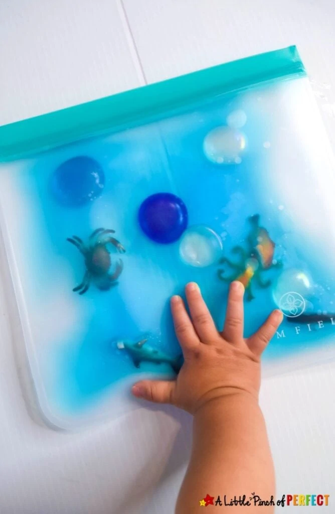 How to make an ocean themed sensory bag for kids to enjoy some under the sea fun! (#kidsactivity #toddler #preschool #oceantheme)