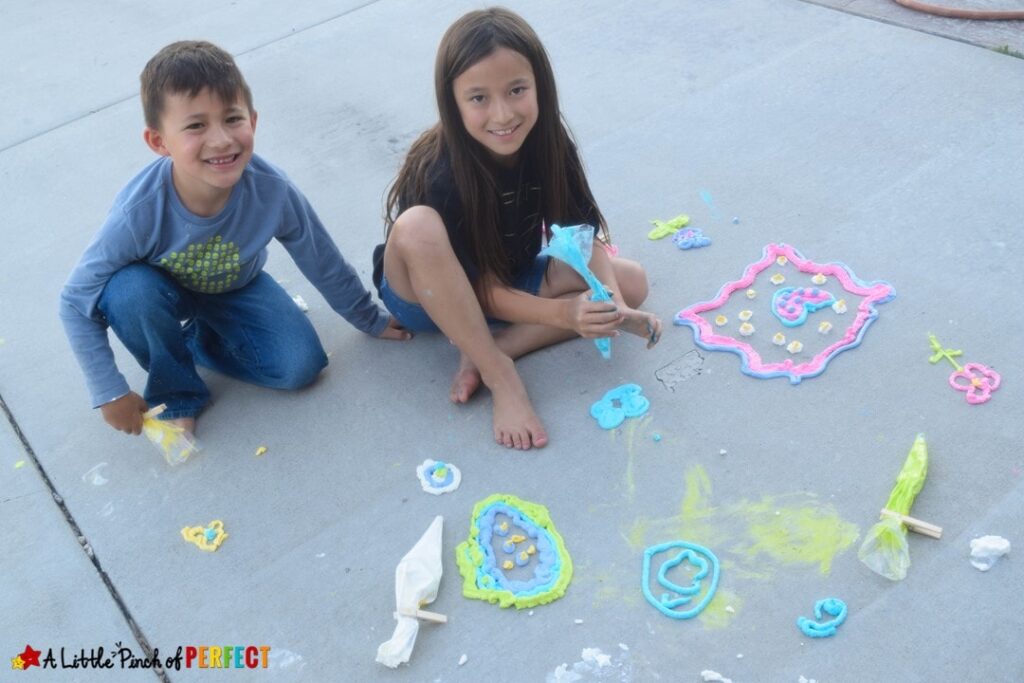 How to make Sidewalk Puffy Paint that's extremely puffy, colorful, and perfect for outside art with the kids! (#kidsactivity #funforkids #kidscraft #preschool)