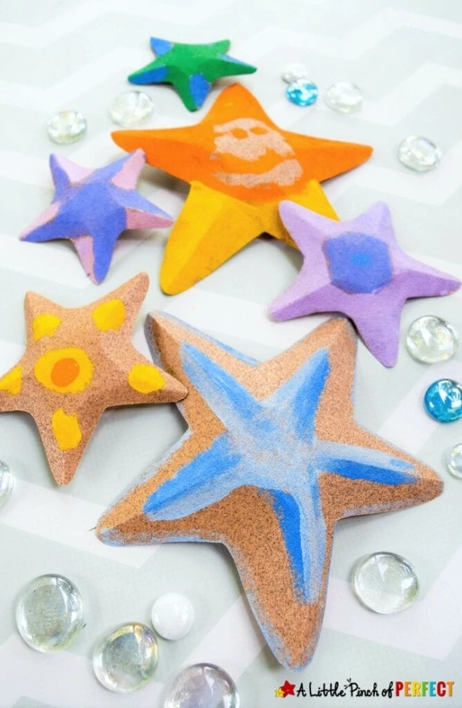 Kids can make a textured starfish craft that pops out to look like the real thing using our free craft template. (#summercraft #kidscraft #craft #starfish #printable)