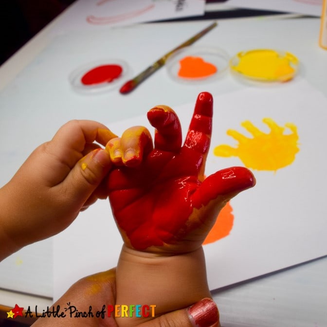 This Lil' Turkey Handprint Craft includes a Free Template and is perfect for making Thanksgiving memories with kids. (#preschool #toddleractivities #Thanksgiving #craft #kidsactivity)