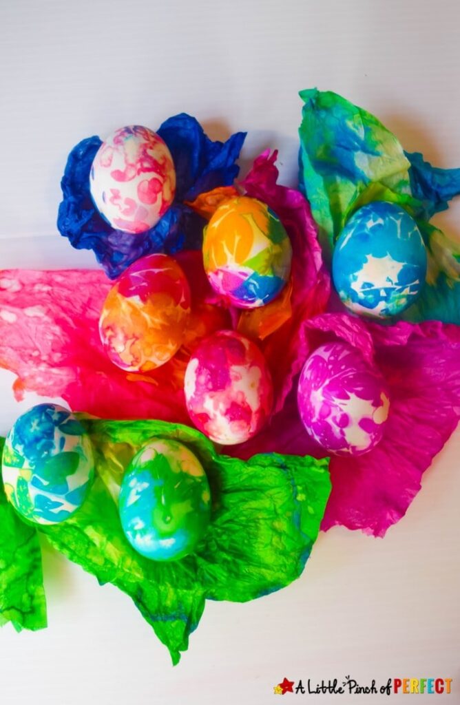 All you need is tissue paper to get beautiful Easter eggs. This easy egg decorating technique is fun for kids and adults and the eggs turn out full of color in a few easy steps. #kidsactivity #kidscraft #easter #eastereggs