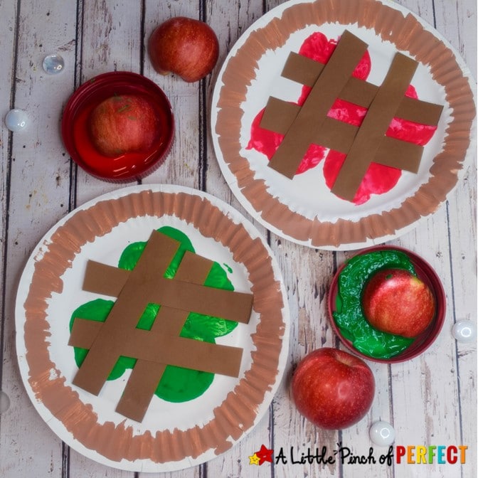 Kids will have fun making a paper plate apple pie craft with these easy directions that are available to print. (#paperplatecraft #craft #kidsactivity #kidscraft #applepie)