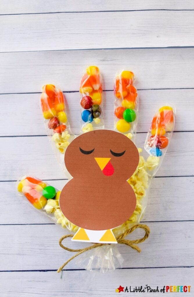 Thanksgiving Turkey Treat Bags for Kids and Free Template: Kids will love making or receiving a cute Thanksgiving Turkey treat bag full of goodies they will gobble up. They can be made by kids using gloves during craft time or given out as a Thanksgiving party bag. (#Thanksgiving #kidsactivity #giftbag #craft)