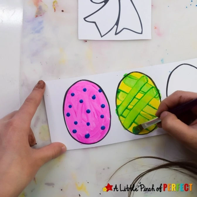 Easter Basket Paper Plate Craft and Free Template: This Easter your kids will love making an Easter basket craft with our Free template they can decorate and glue together. #Easter #craft #kidscraft #kidsactivity