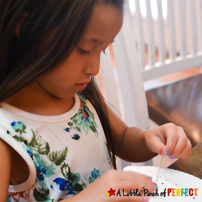 Make paper plate fireworks with your kids this 4th of July for an easy and mess free firework craft. The step-by-step directions are easy and the kids will love making them. #kidsactivity #kidscraft #fourthofjuly #finemotor