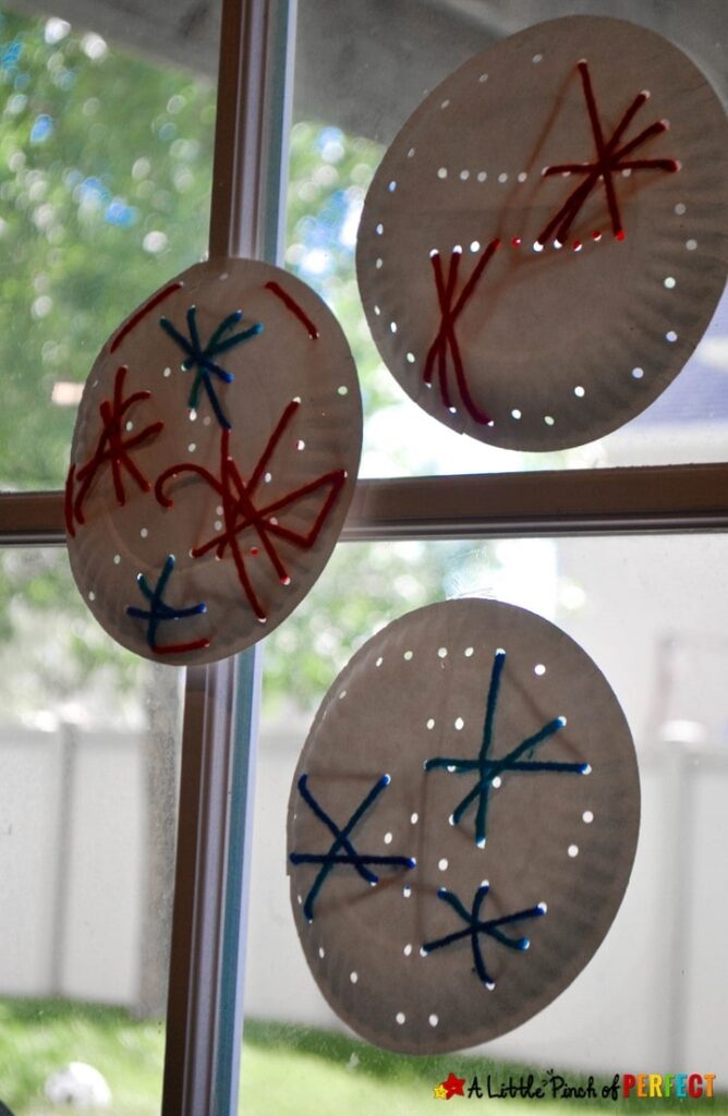 Make paper plate fireworks with your kids this 4th of July for an easy and mess free firework craft. The step-by-step directions are easy and the kids will love making them. #kidsactivity #kidscraft #fourthofjuly #finemotor