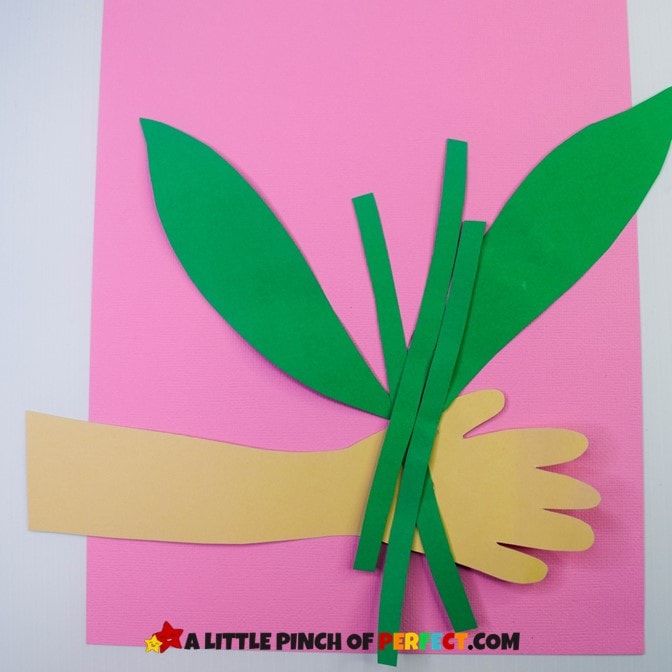 Making paper handprint flower bouquet. #kidscraft 