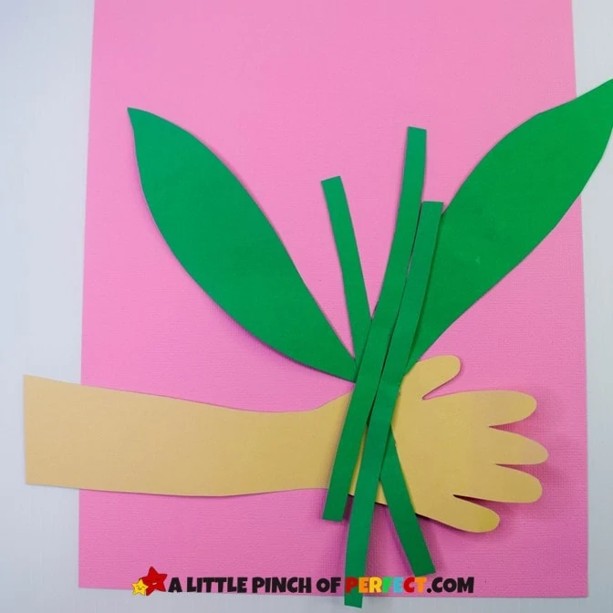 Making paper handprint flower bouquet. #kidscraft 