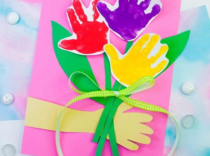 Handprint Bouquet of Flowers Kids Craft and Free Template #mothersday #kidsactivity #papercraft #preschool