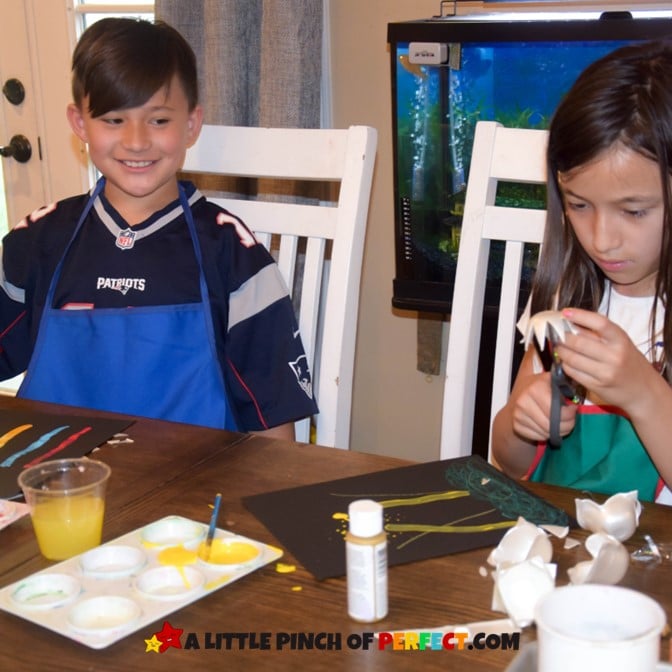 Kids making an Egg Carton Firework Craft #independenceday #kidscraft #kidsactivity