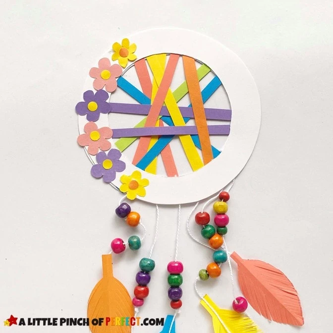 Paper Feathers: Dream Catcher Craft for Kids with a FREE Template and Directions #kidscrafts #kidsactivities