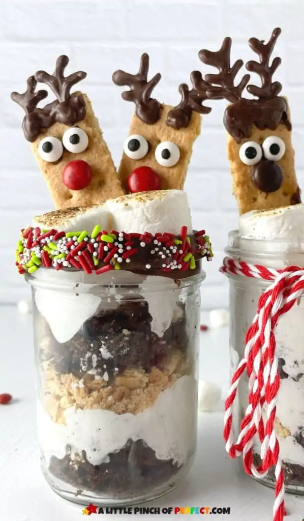S'mores Reindeer Treat: a CUTE and EASY Christmas Cake Jar recipe to make and eat during the holidays! Cute for parties and easy to serve. #christmas #dessert #cakejar #grahamcracker #m&M