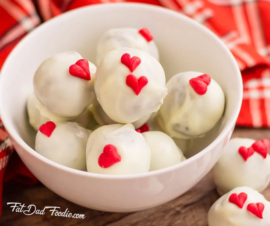 How to Make Oreo Cookie Balls for Valentines Day #dessert #recipe