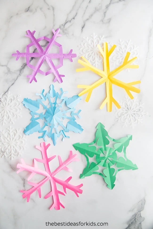 Colorful Paper Snowflakes for Kids #wintercraft #kidsactivity