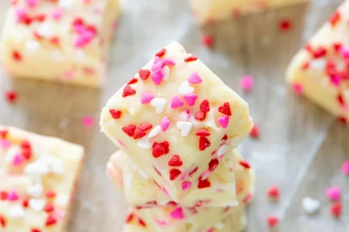 How to Make White Chocolate Fudge for Valentine's Day #dessert #recipe
