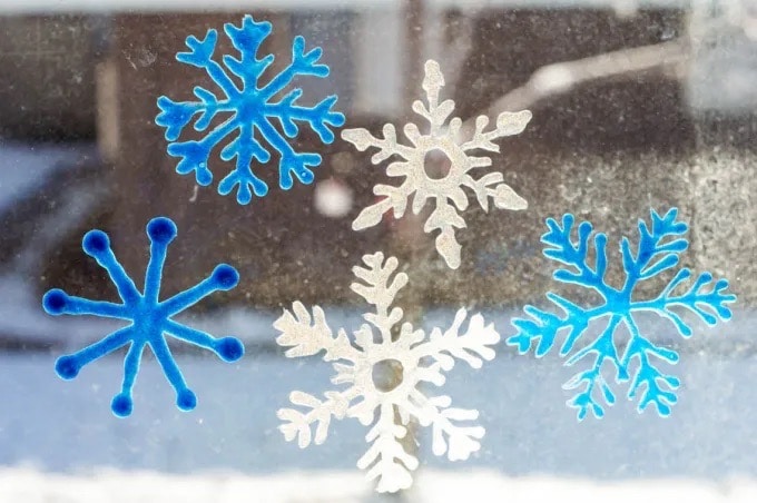 DIY Snowflake Window Clings #wintercraft #kidsactivity
