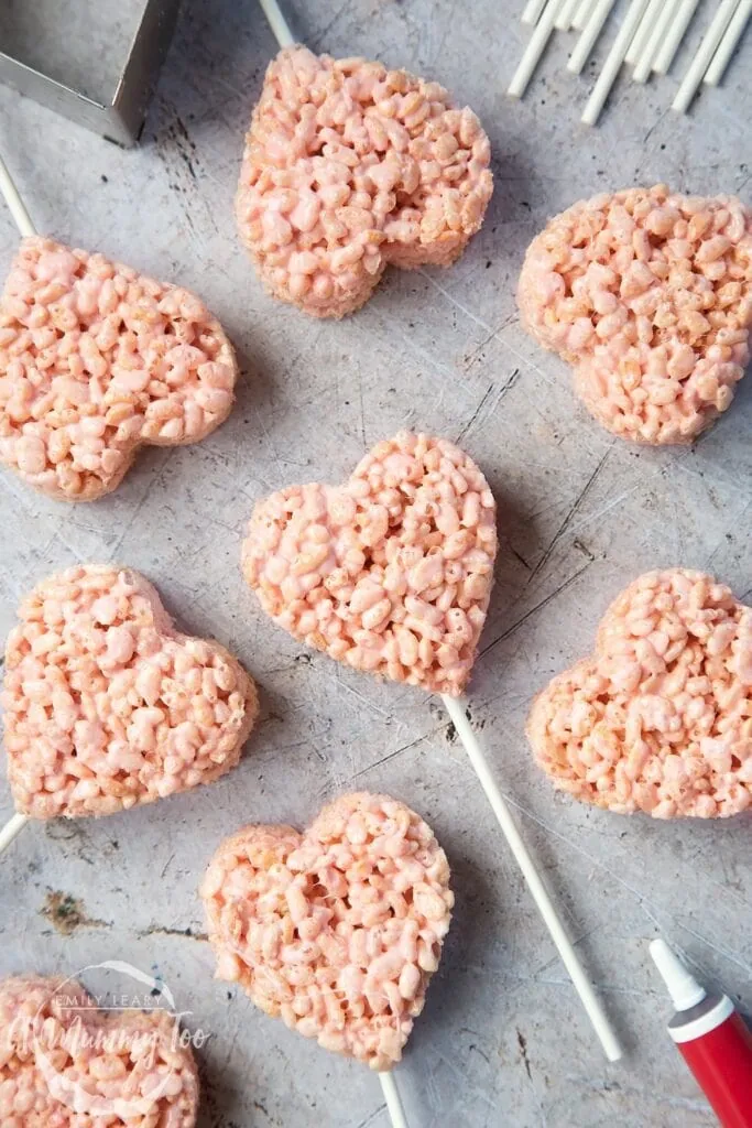 How to Make Heart Shaped Cake Pops for Valentines Day #desserts #recipe