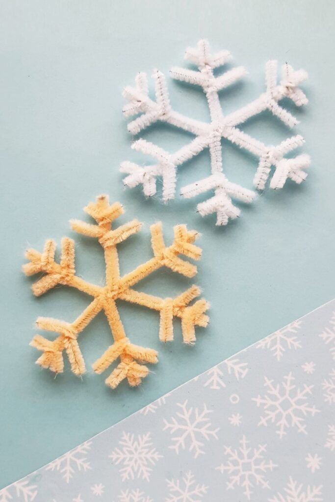Pipe Cleaner Snowflake Kids Craft #wintercraft #kidsactivity