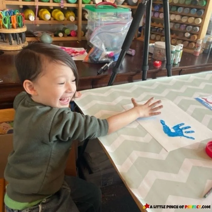 Make a Thing 1 and Thing 2 handprint craft inspired by Dr. Seuss and the Cat in the Hat. Grab the free template and directions to make this EASY and CUTE craft. #kidsactivity #craft #preschool 