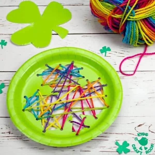 Easy and Fun St. Patrick’s Day Crafts for Kids and Preschoolers: Shamrock Paper Plate Lacing Craft! #kidsactivity #craft #stpatricksday