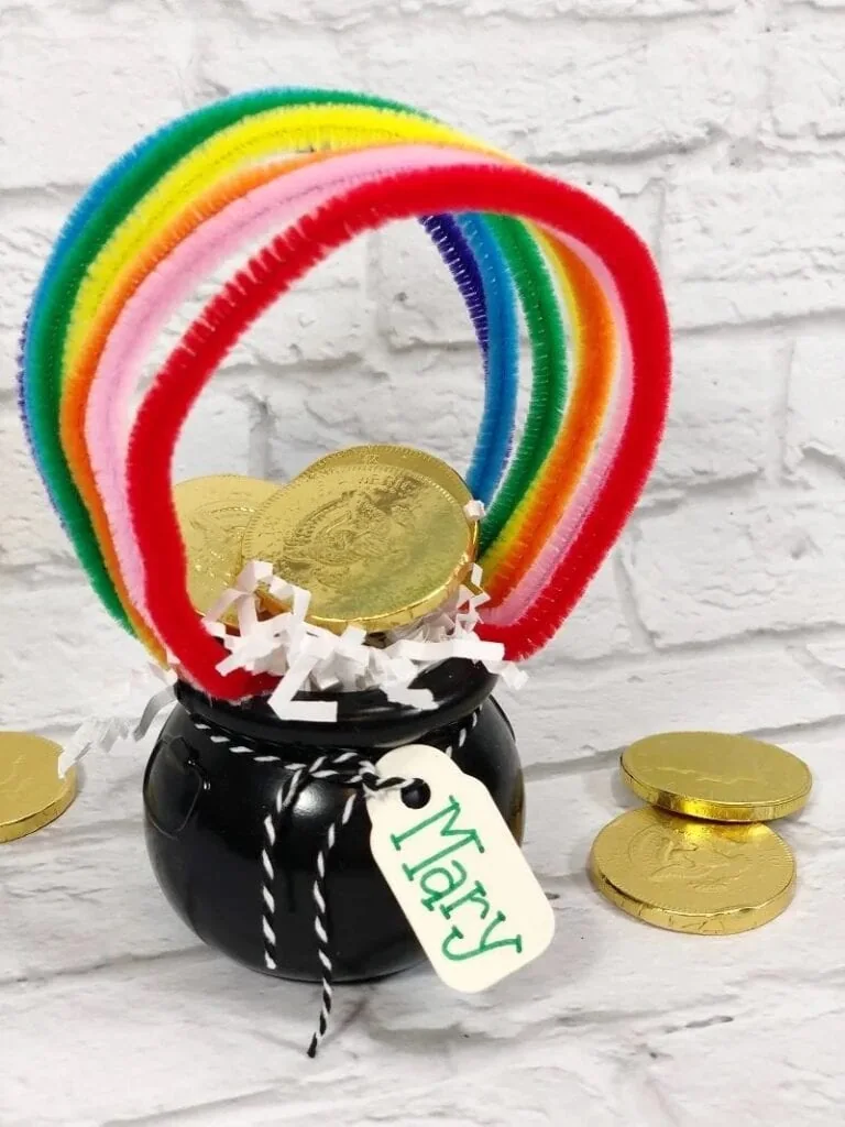Easy and Fun St. Patrick’s Day Crafts for Kids and Preschoolers: Dollar Tree Pot of Gold Craft! #kidsactivity #craft #stpatricksday