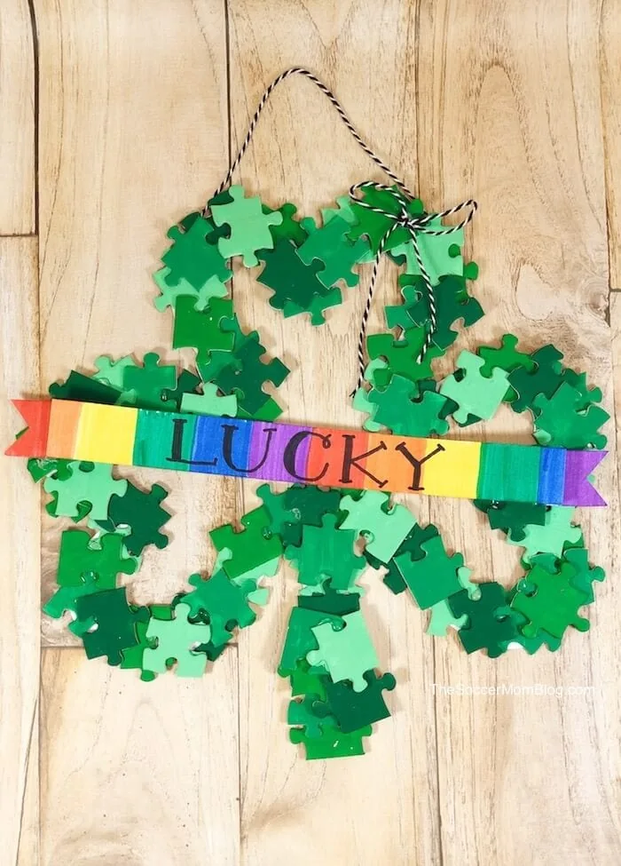 Easy and Fun St. Patrick’s Day Crafts for Kids and Preschoolers: Shamrock Wreath Craft! #kidsactivity #craft #stpatricksday