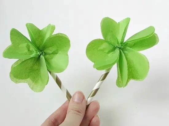Easy and Fun St. Patrick’s Day Crafts for Kids and Preschoolers: Tissue Paper Four Leaf Clovers! #kidsactivity #craft #stpatricksday
