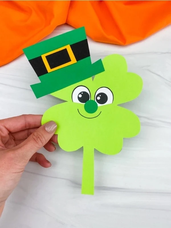 Easy and Fun St. Patrick’s Day Crafts for Kids and Preschoolers: Shamrock Leprechaun Craft! #kidsactivity #craft #stpatricksday