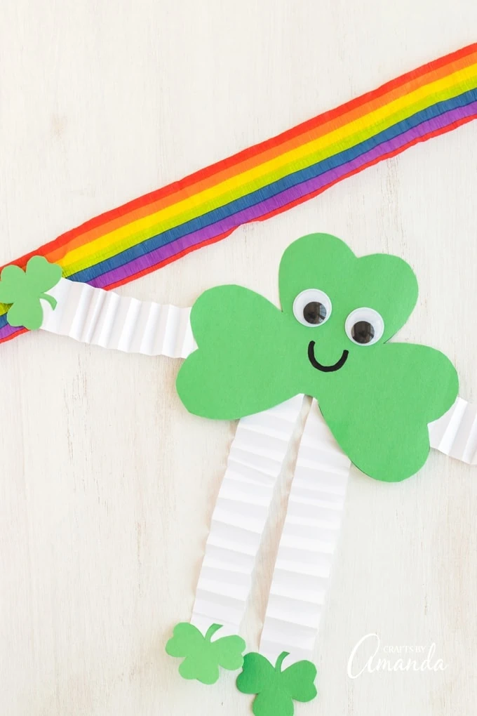 Easy and Fun St. Patrick’s Day Crafts for Kids and Preschoolers: Shamrock Craft! #kidsactivity #craft #stpatricksday