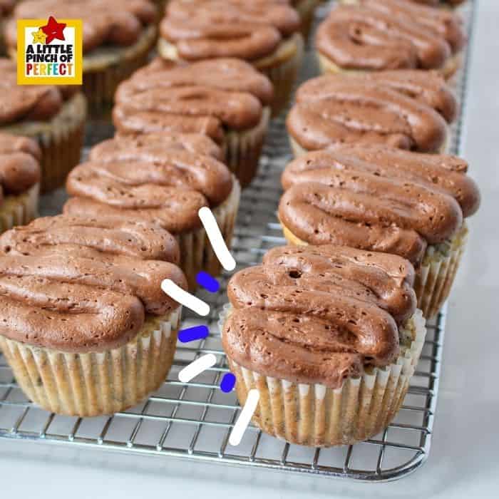 The BEST Oreo Cupcake Recipe with Chocolate Buttercream Frosting: a perfect treat for any party #dessert #cupcakes #recipe