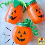 Kids and adults can turn a mason jar into a pumpkin with a smiling face that can even glow like a jack-o-lantern. #halloween #craft #masonjar